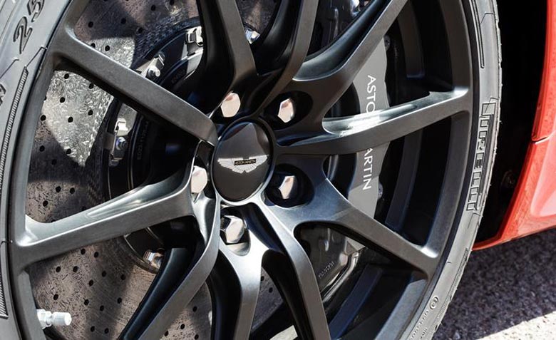 Aston Martin stellt 2015 V12 Vantage S Roadster vor 6