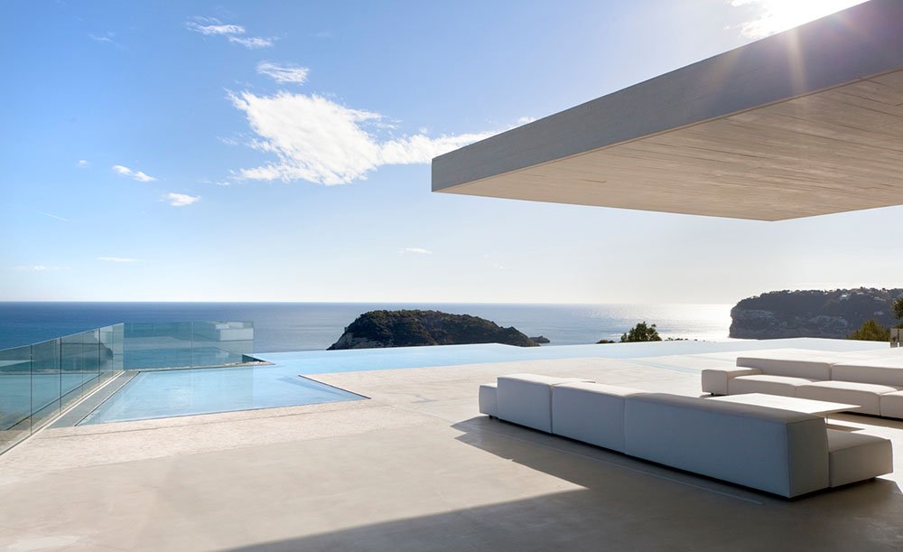 Ein Blick aufs Meer by Ramon Esteve Estudio 13