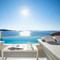 Das Cavo Tagoo auf Mykonos wurde in eine Felswand gebaut