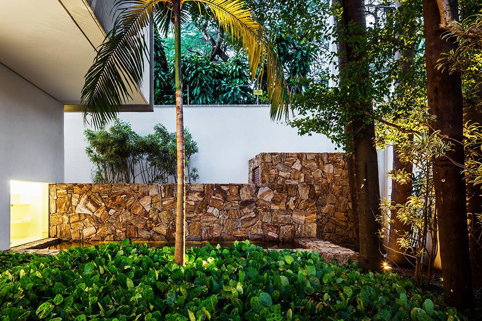 Contemporary MG Residence by Reinach Mendonça Arquitetos Associados 10