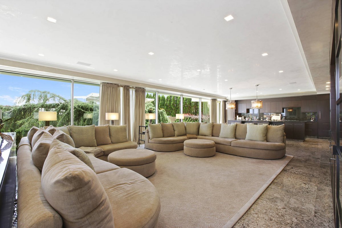 Das $17 Millionen Dollar Ufer Anwesen in Brooklyn 8