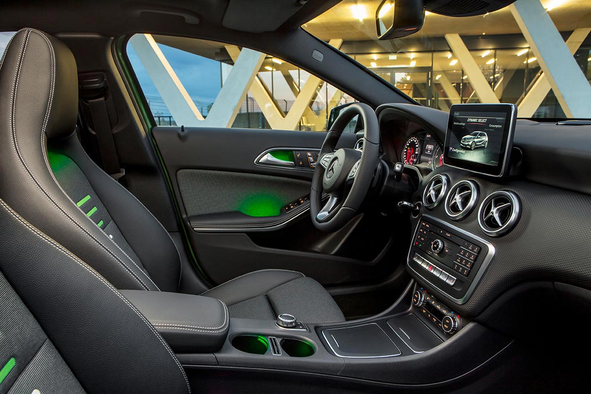 A-Klasse A 220d 4MATIC (Style), Elbaitgrün. Interieur Schwarz / Grün