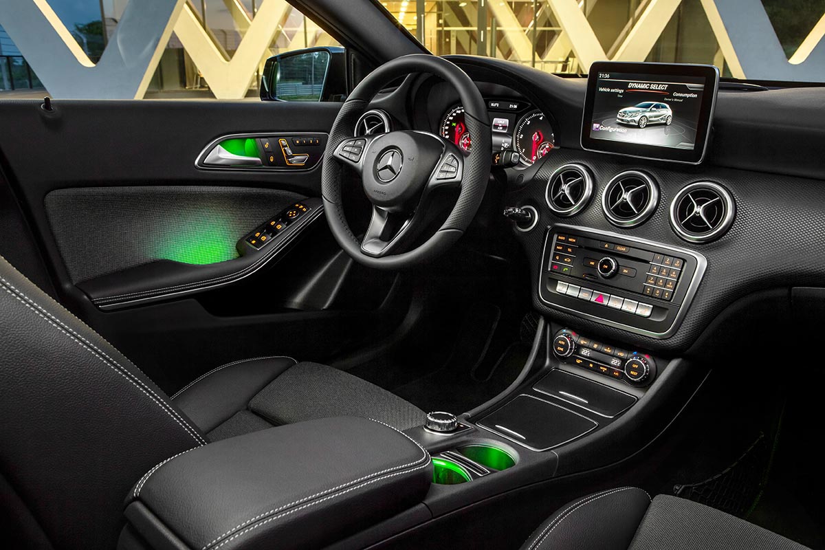 A-Klasse A 220d 4MATIC (Style), Elbaitgrün. Interieur Schwarz / Grün