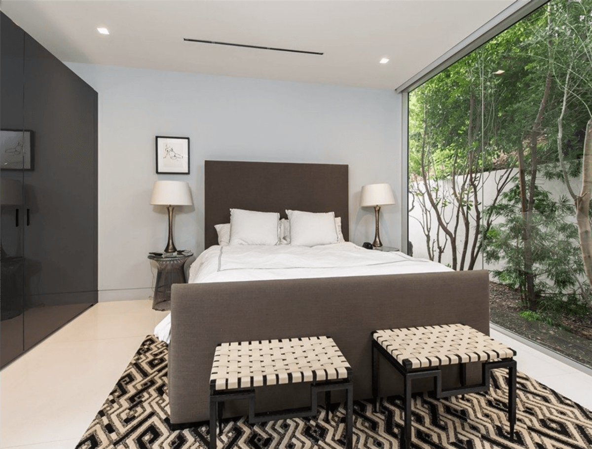 Rent the Winklevoss Mansion in L.A for $150.000 10