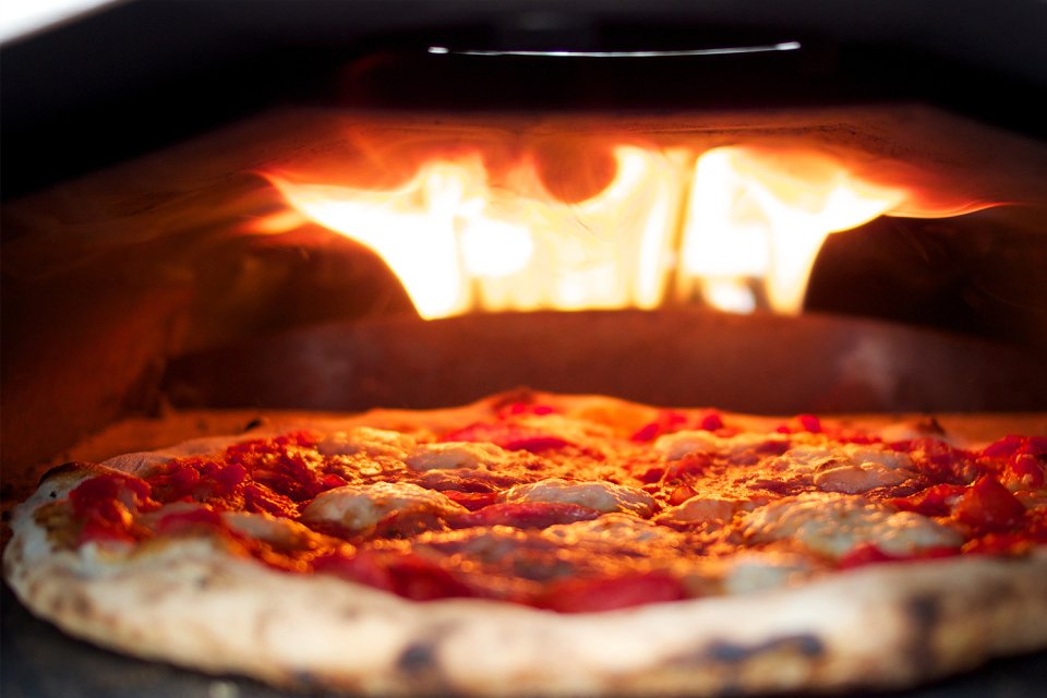 Dieser tragbare Ofen backt eine Pizza in nur 2 Minuten 3