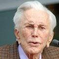 Kirk Douglas verschenkt $80 Millionen seines Vermögens