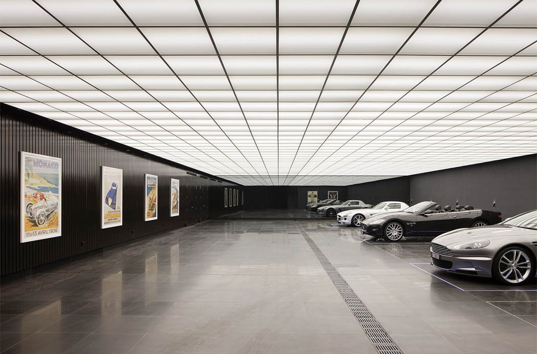 The Superhero-Mansion: A Reconstruction of Bruce Wayne’s Garage 1