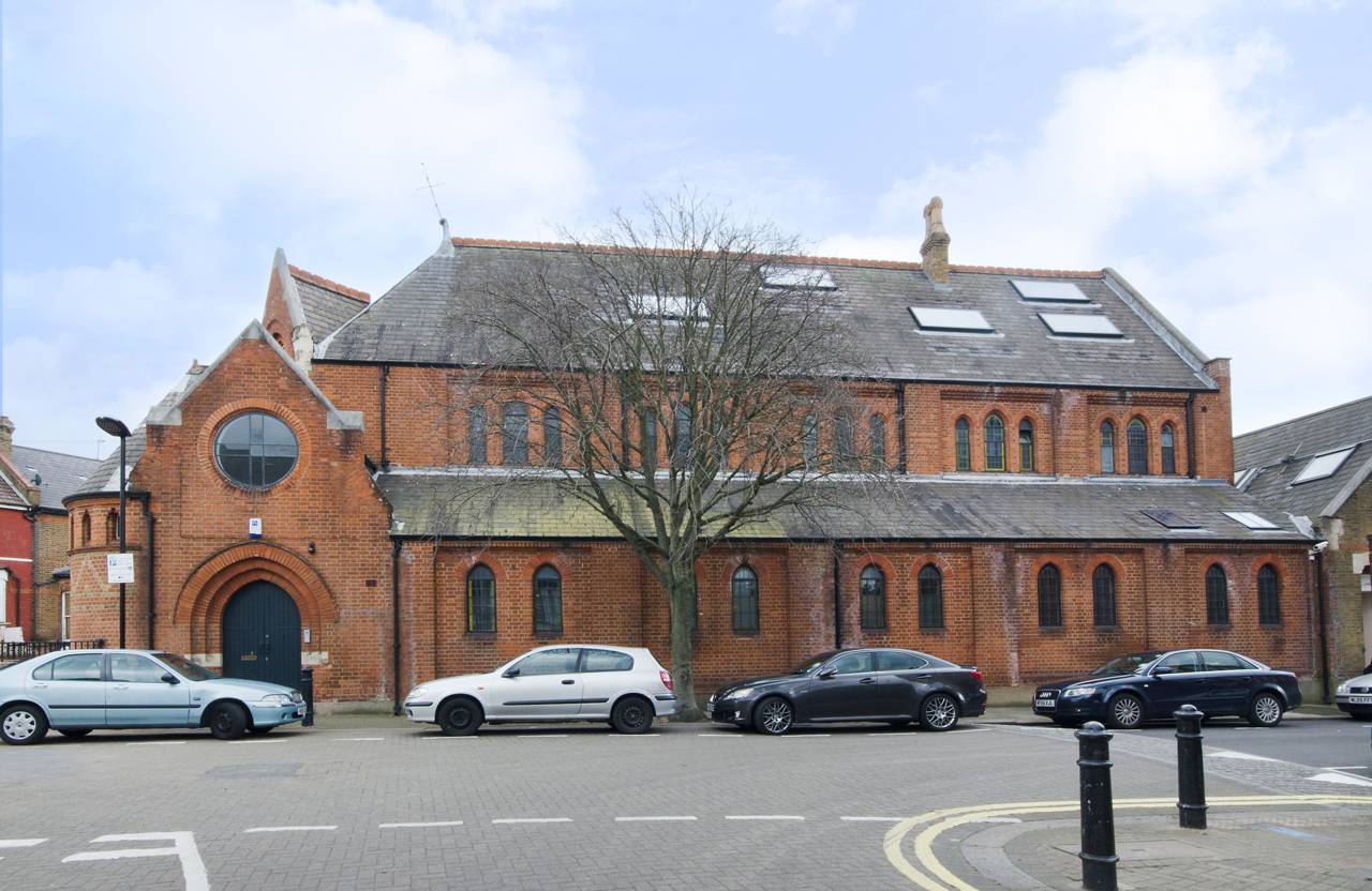 A massive London Church is transformed into a Luxury Home 15