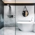 Ausgezeichnetes monochromatisches Badezimmer von Minosa Design