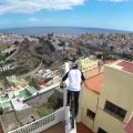 Danny Macaskill springt über spanische Dächer