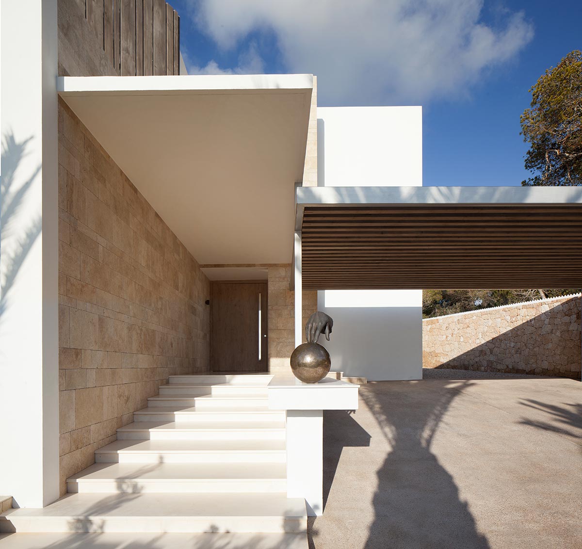 Luxuriöse Villa mit Meerblick auf Ibiza von SAOTA & ARRCC 3