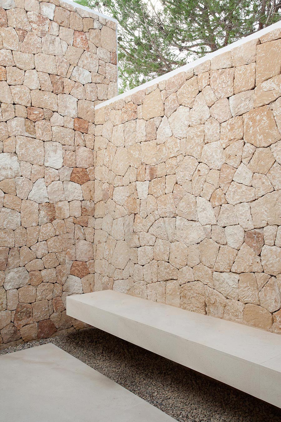 Luxuriöse Villa mit Meerblick auf Ibiza von SAOTA & ARRCC 7