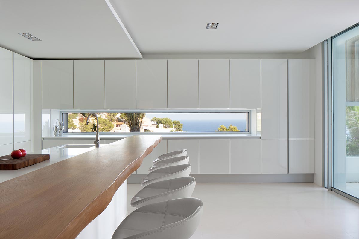 Luxuriöse Villa mit Meerblick auf Ibiza von SAOTA & ARRCC 11