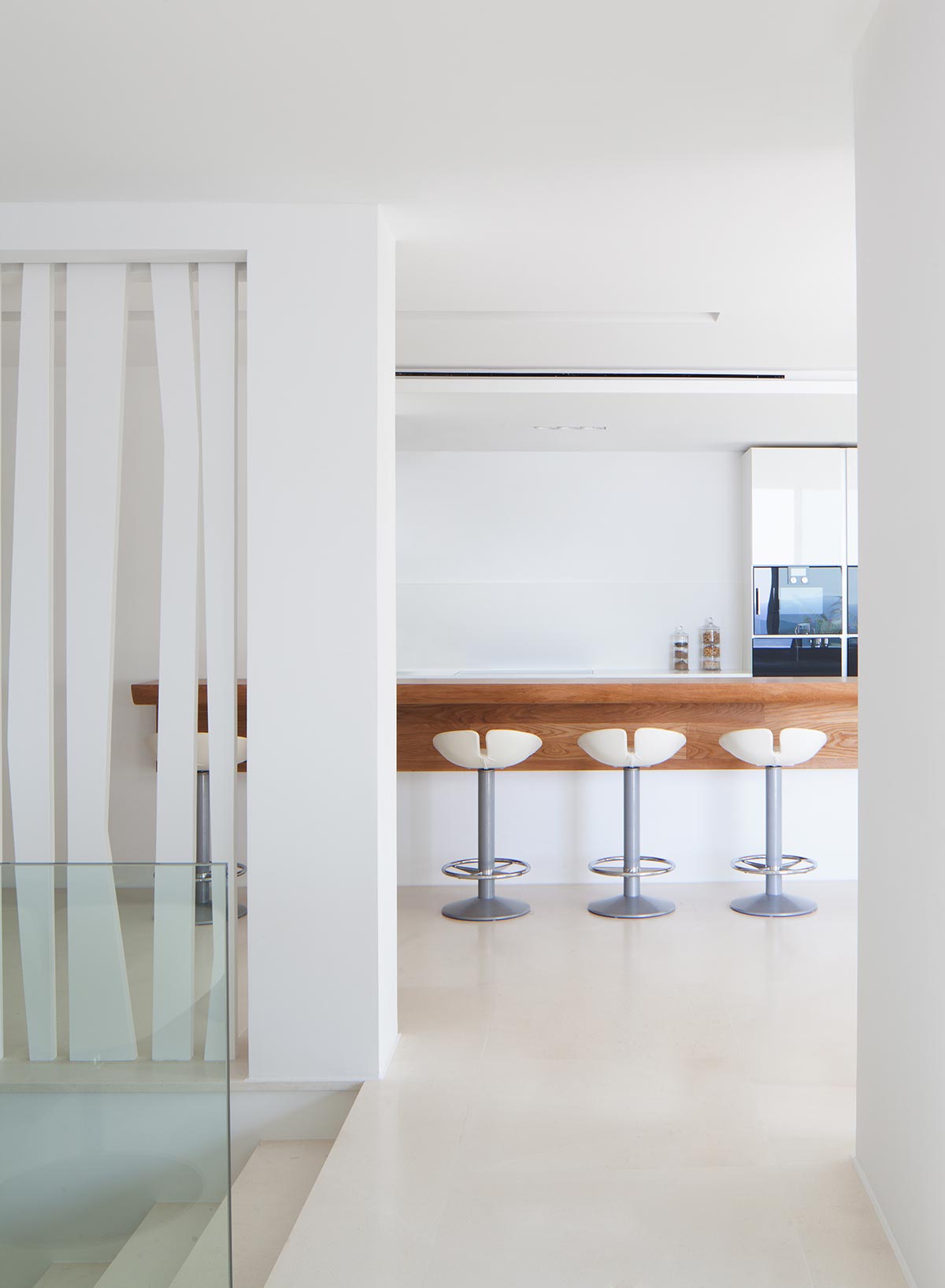 Luxuriöse Villa mit Meerblick auf Ibiza von SAOTA & ARRCC 12