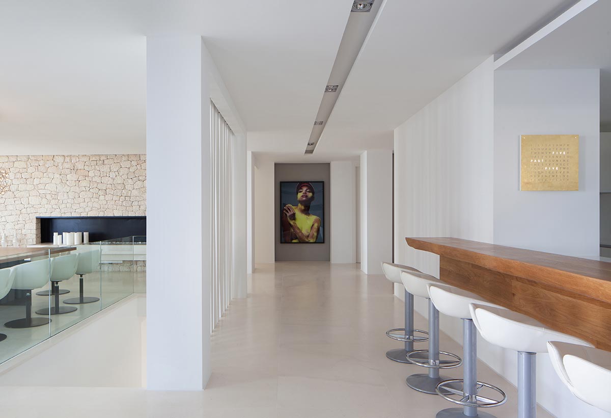 Luxuriöse Villa mit Meerblick auf Ibiza von SAOTA & ARRCC 13