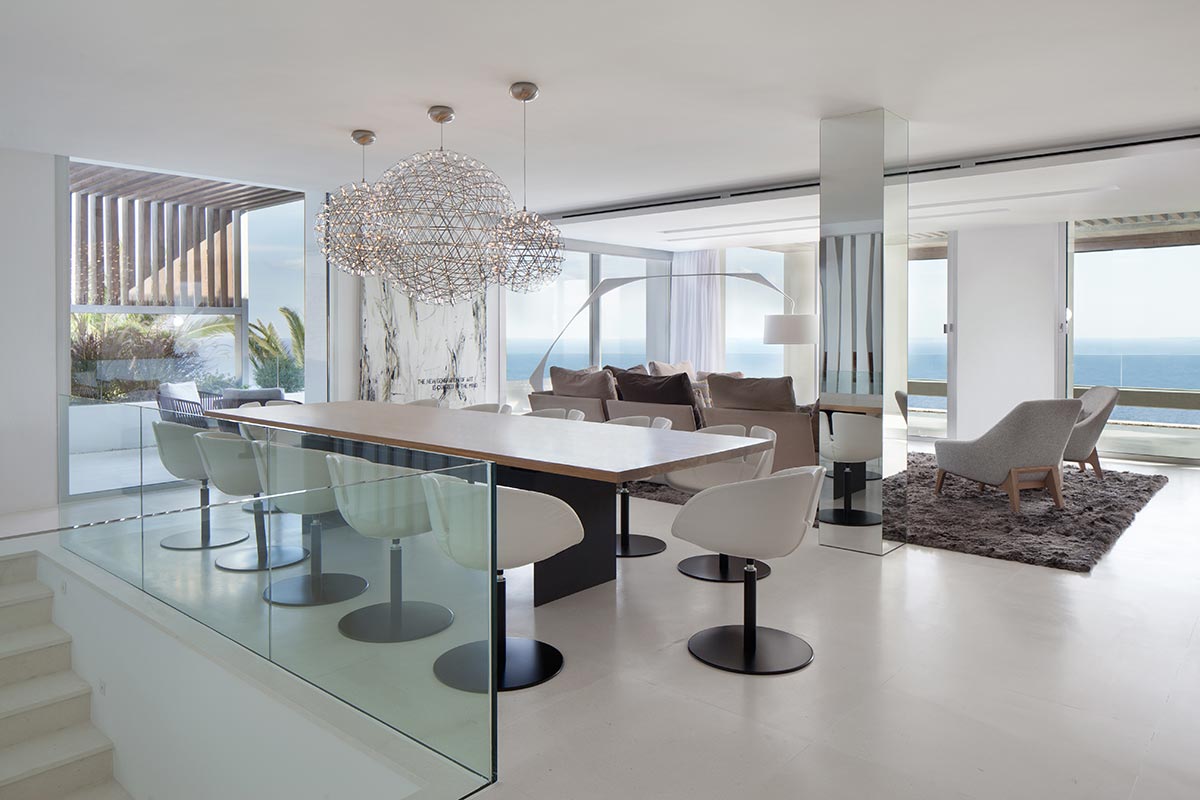 Luxuriöse Villa mit Meerblick auf Ibiza von SAOTA & ARRCC 14