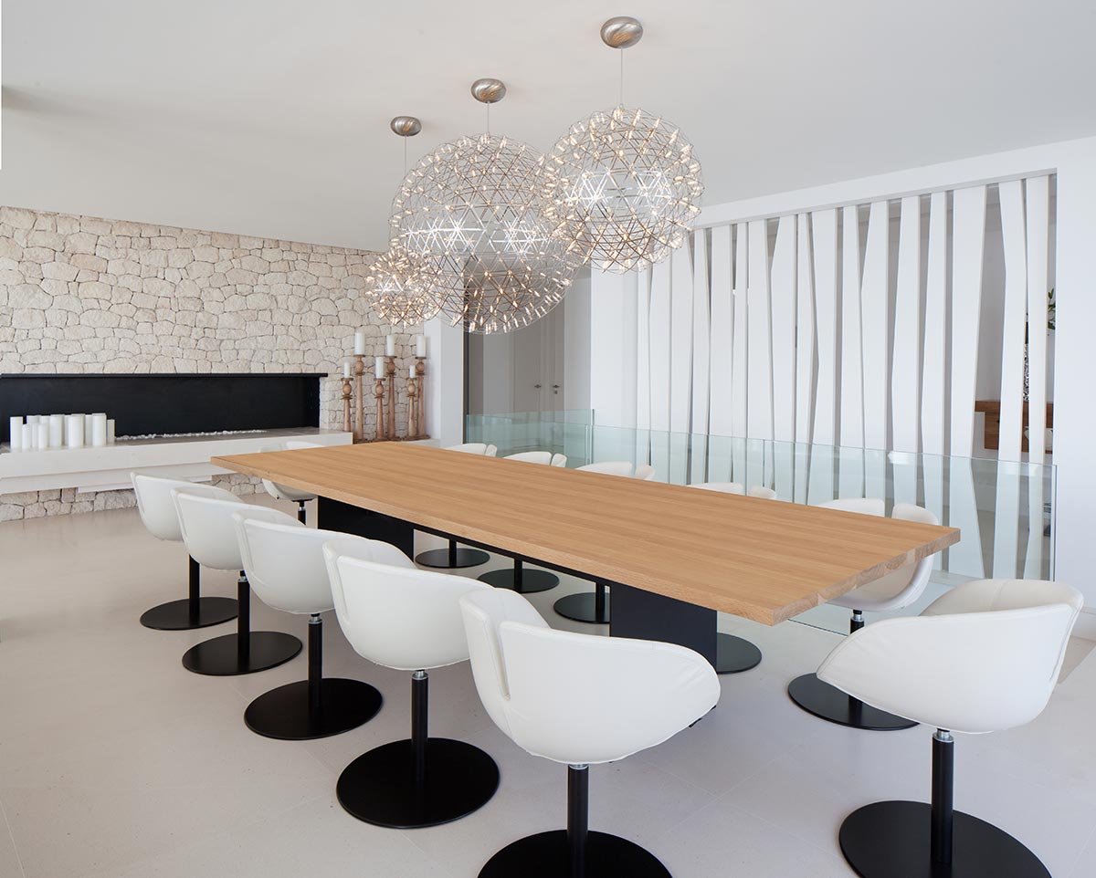 Luxuriöse Villa mit Meerblick auf Ibiza von SAOTA & ARRCC 15