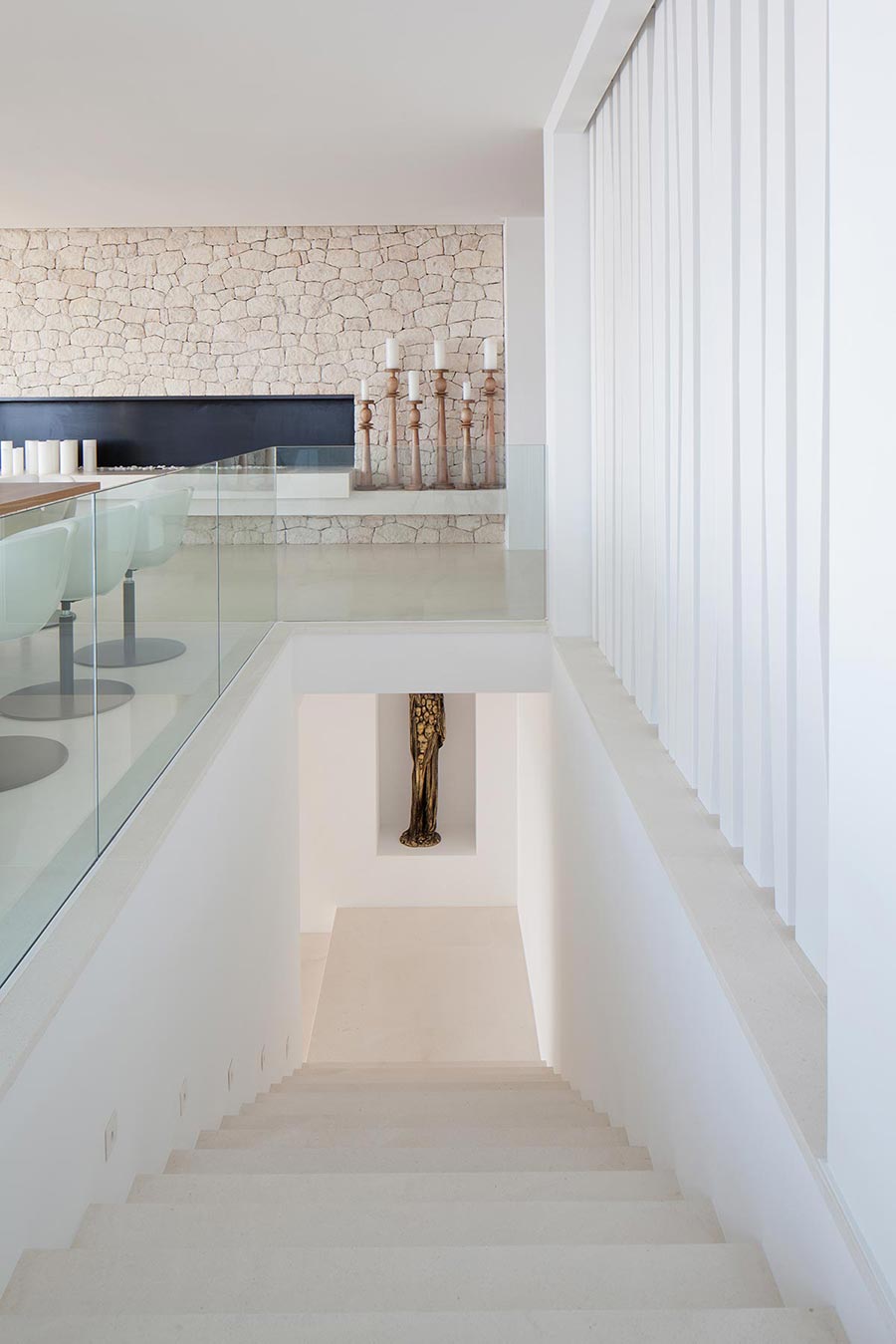 Luxuriöse Villa mit Meerblick auf Ibiza von SAOTA & ARRCC 18