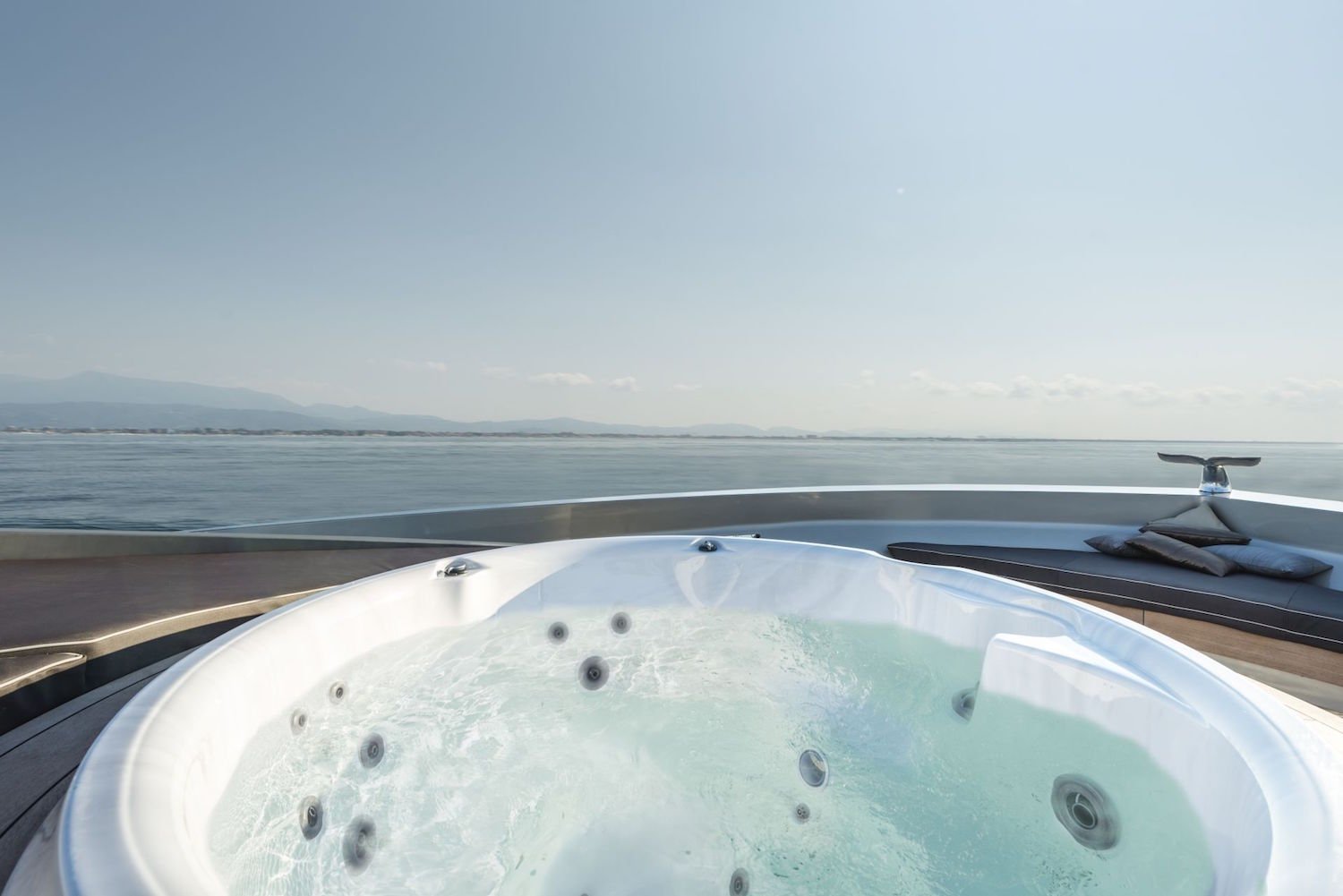 30 Meters Elegance: The Tecnomar Nadara Zahraa Yacht 7