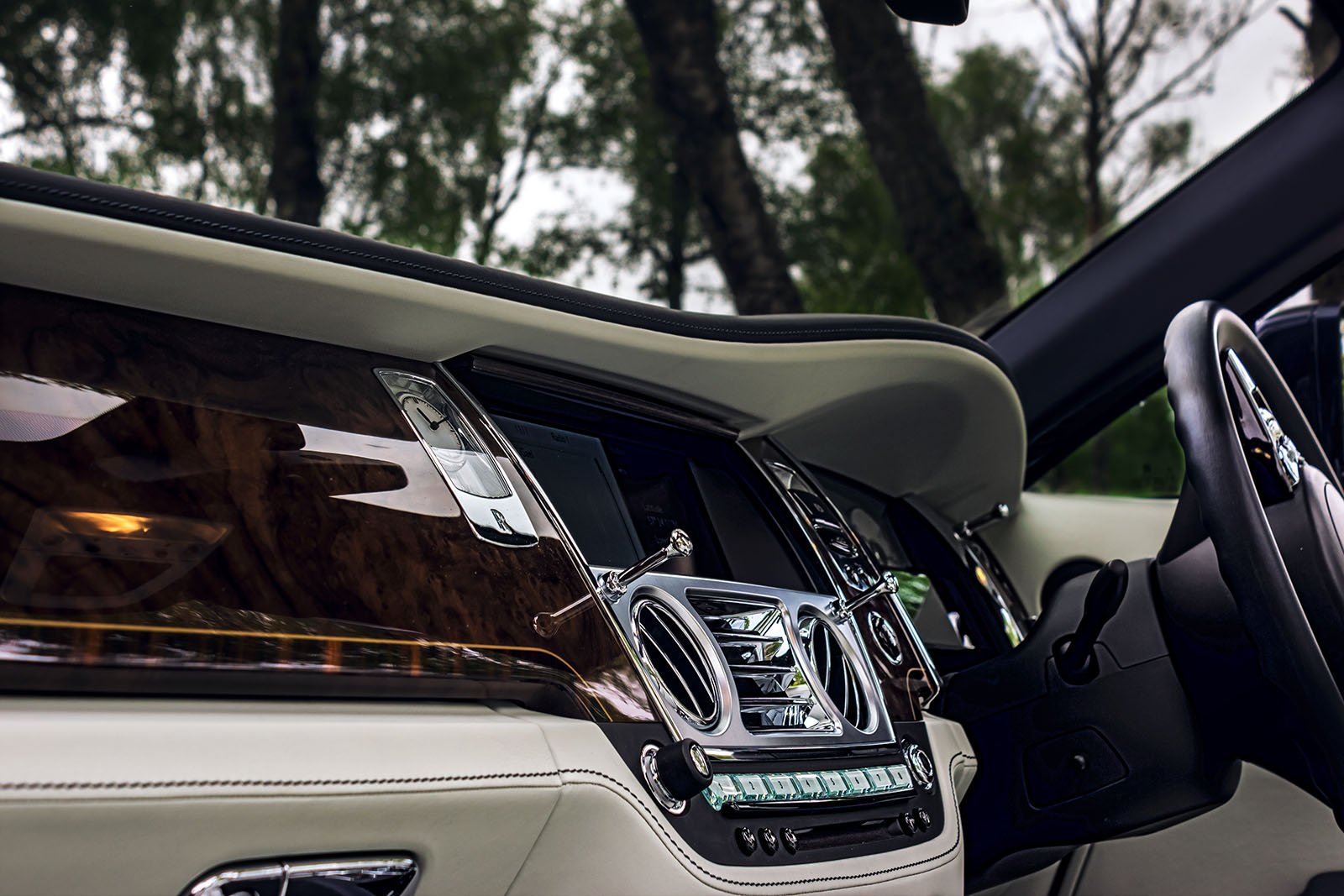 Drophead Delight in The Rolls Royce Dawn 5