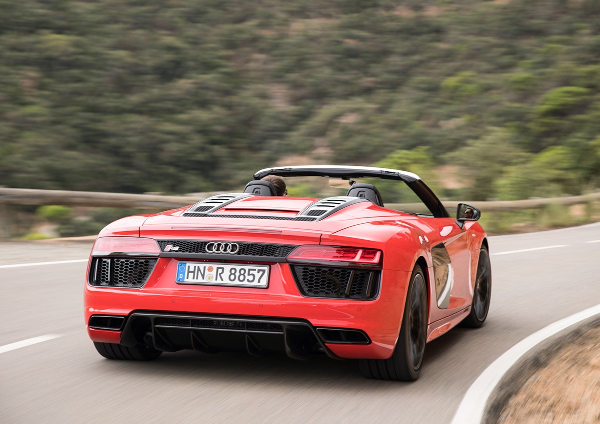 Zerzaustes Haar im neuen Audi R8 Spyder 8