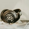 Sennheiser präsentiert neuen, geschlossenen Kopfhörer HD 820 mit Glasabdeckung