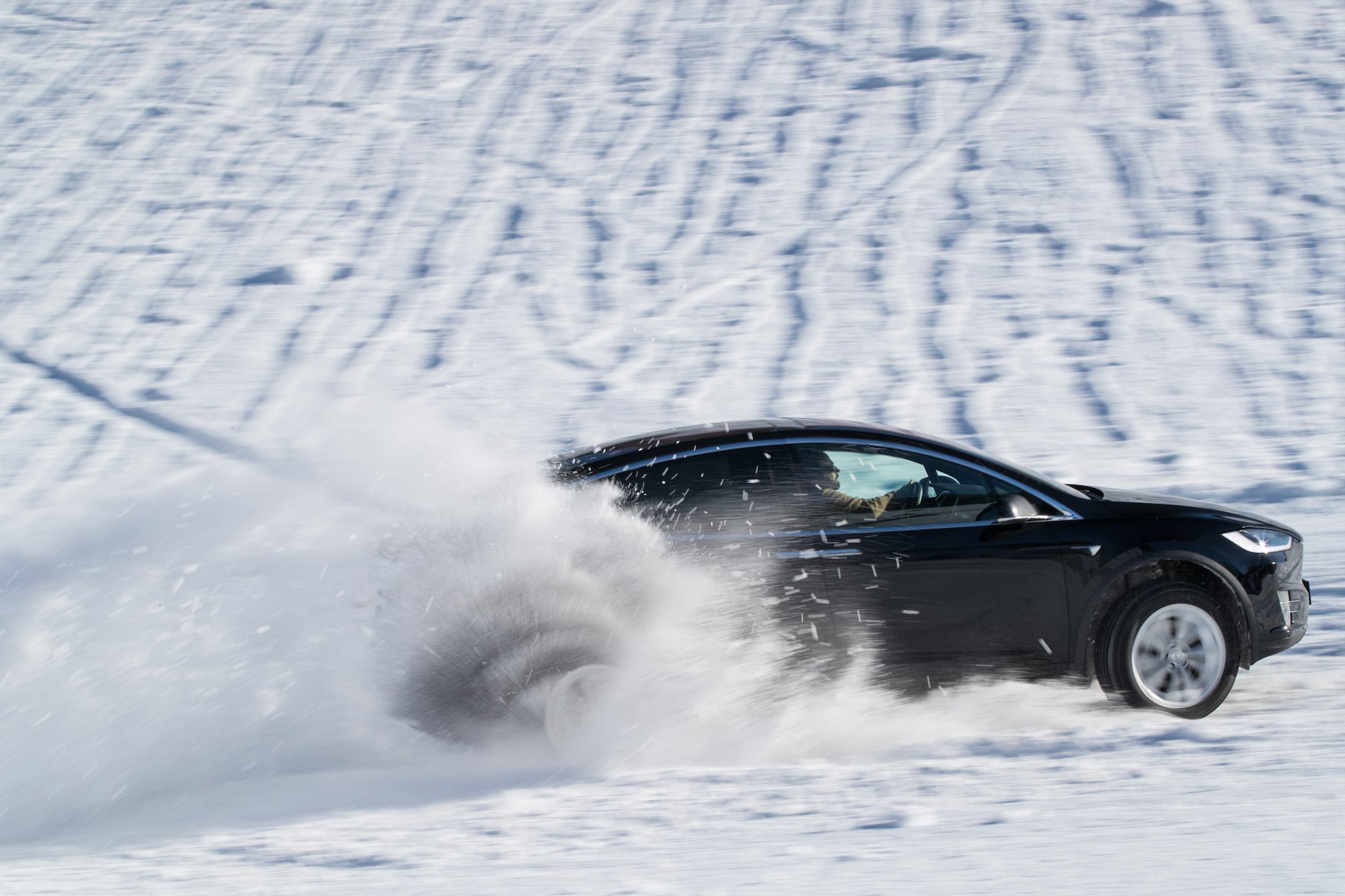 Härteprobe unter winterlichen Bedingungen: Die Tesla Winter Driving Experience