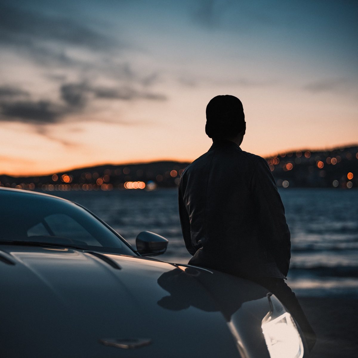 Die neue Capsule Collection Aston Martin by Hackett & Aston Martin Racing