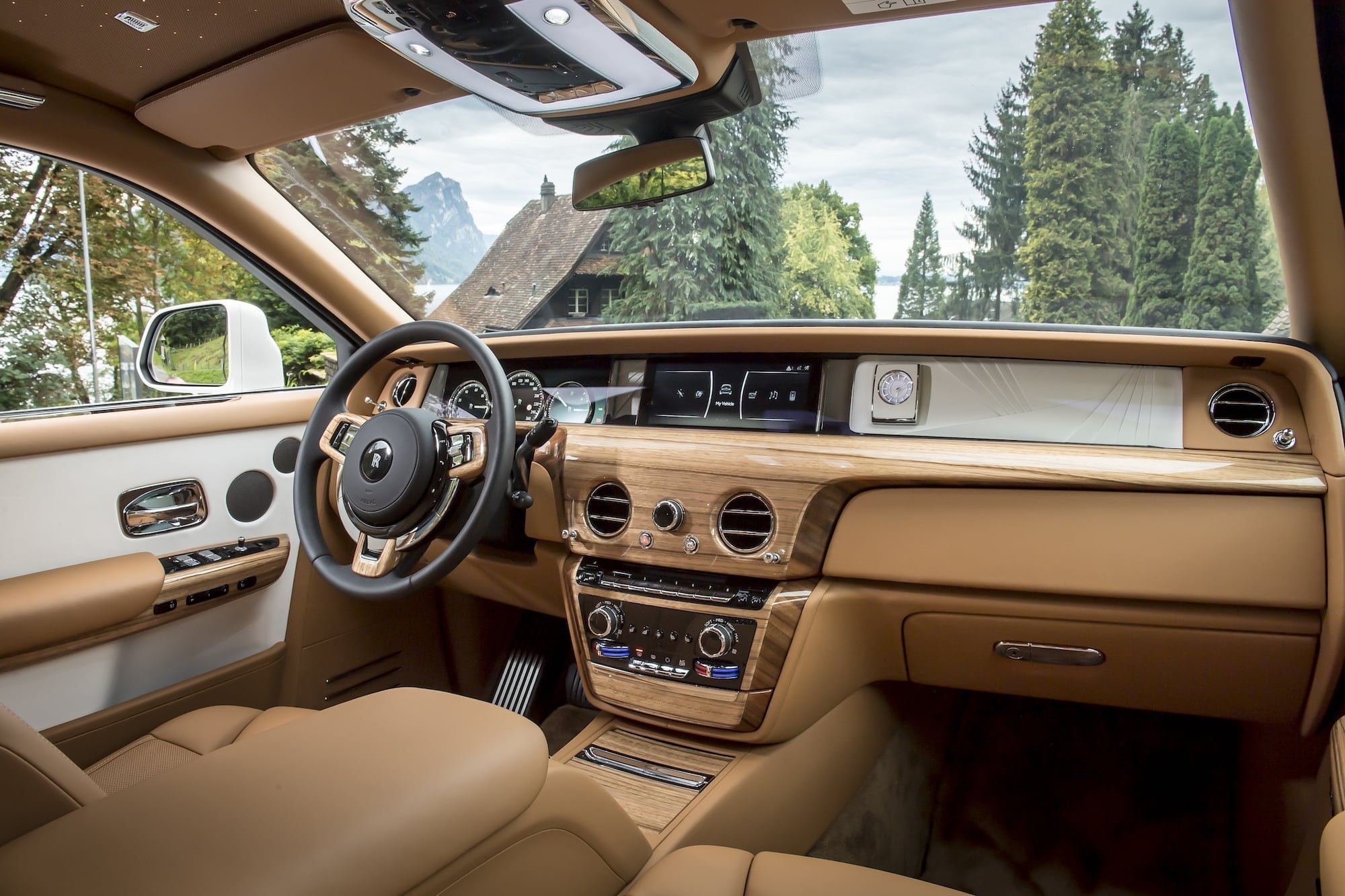 Eine Tradition des Luxus: Der neue Rolls-Royce Phantom VIII 2
