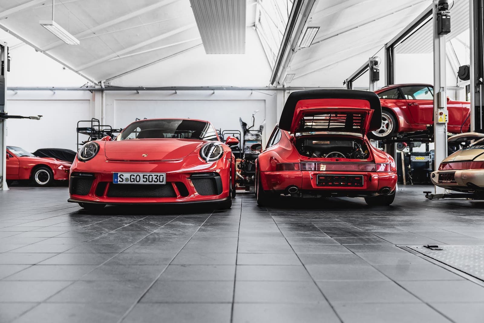 early 911s: Zu Besuch in den beeindruckenden Porsche 911er Hallen von Manfred Hering