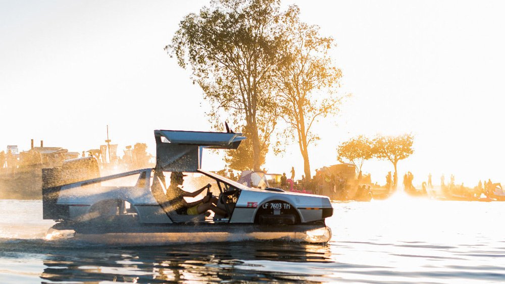Zurück in die Zukunft: Dieser selbstgebaute DeLorean schwebt über Wasser 6