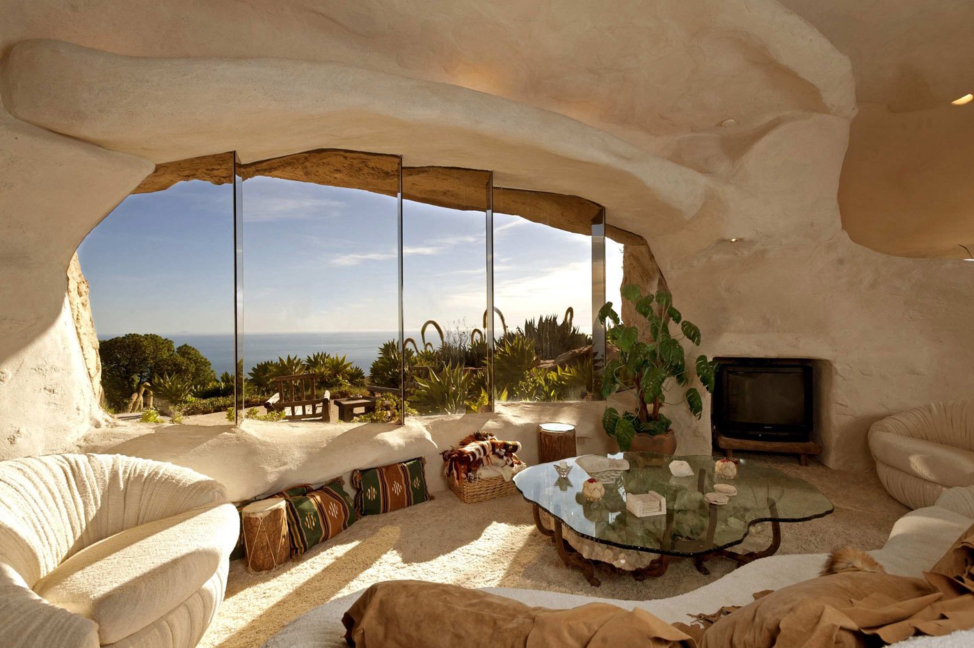 Dieser Moderator baute sich ein „Fred Feuerstein – Haus“ in Malibu 1