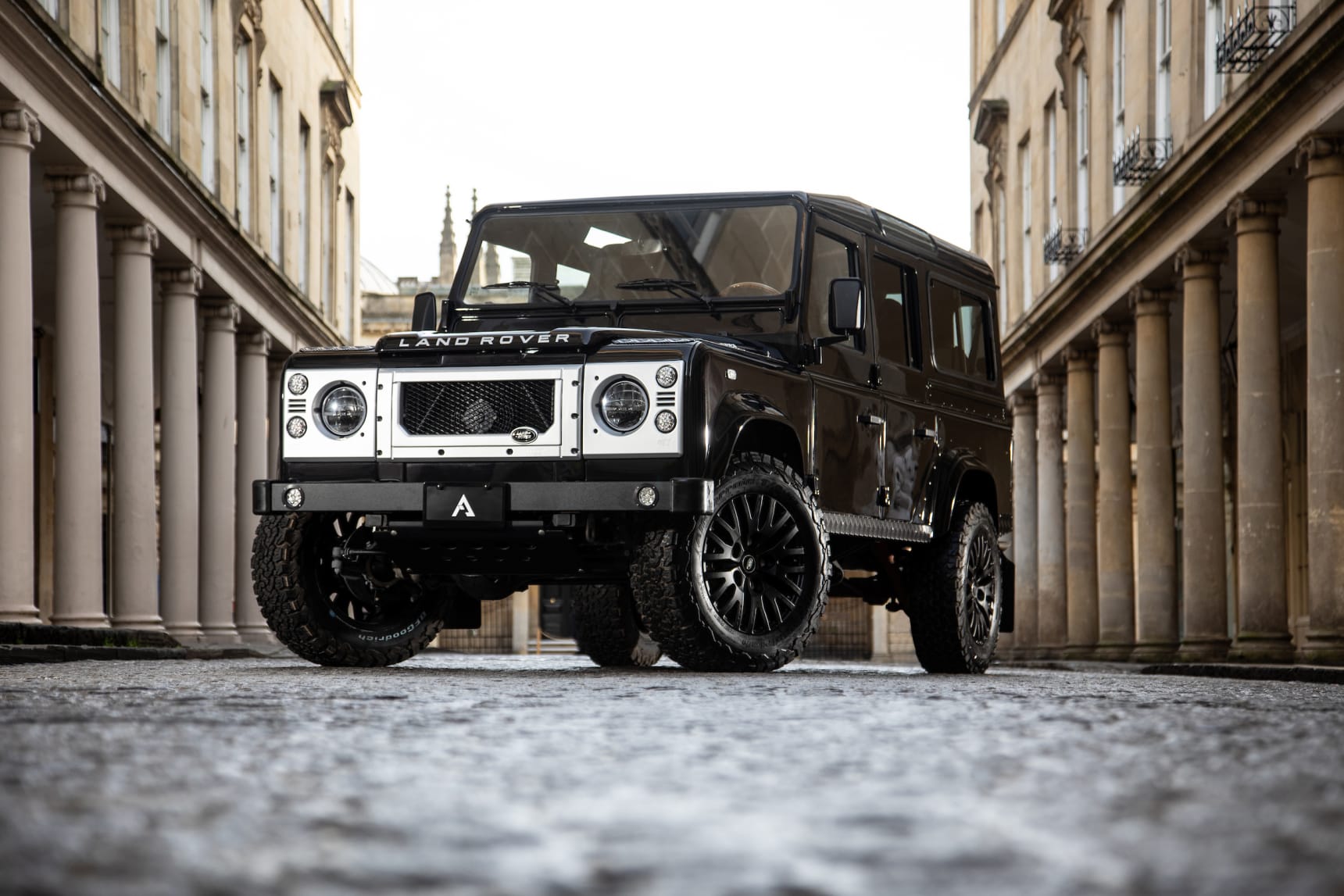 Der umgebaute 1989 Land Rover Defender NEO von Arkonik 1