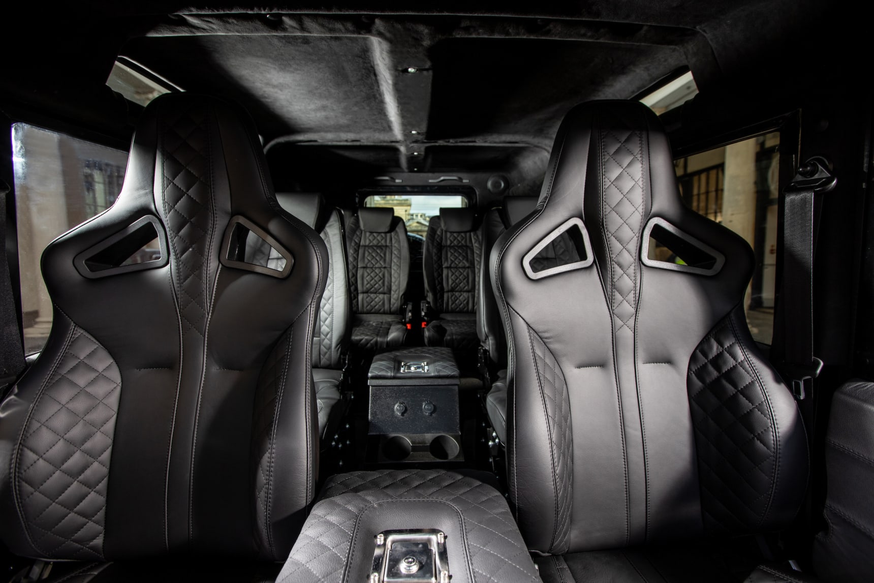 Der umgebaute 1989 Land Rover Defender NEO von Arkonik 2