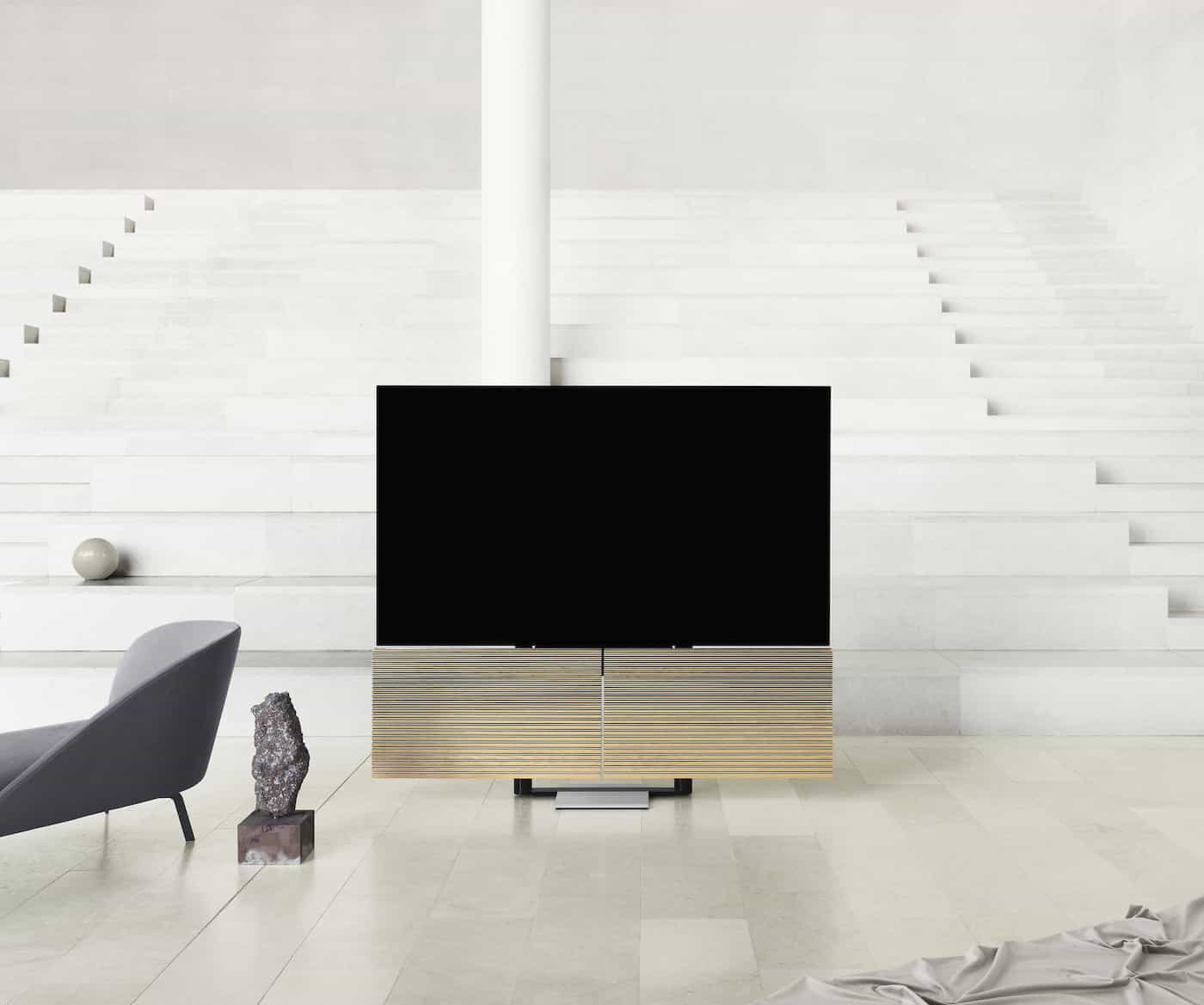 B&O Beovison Harmony TV: Lautsprecher klappen wie Flügel aus