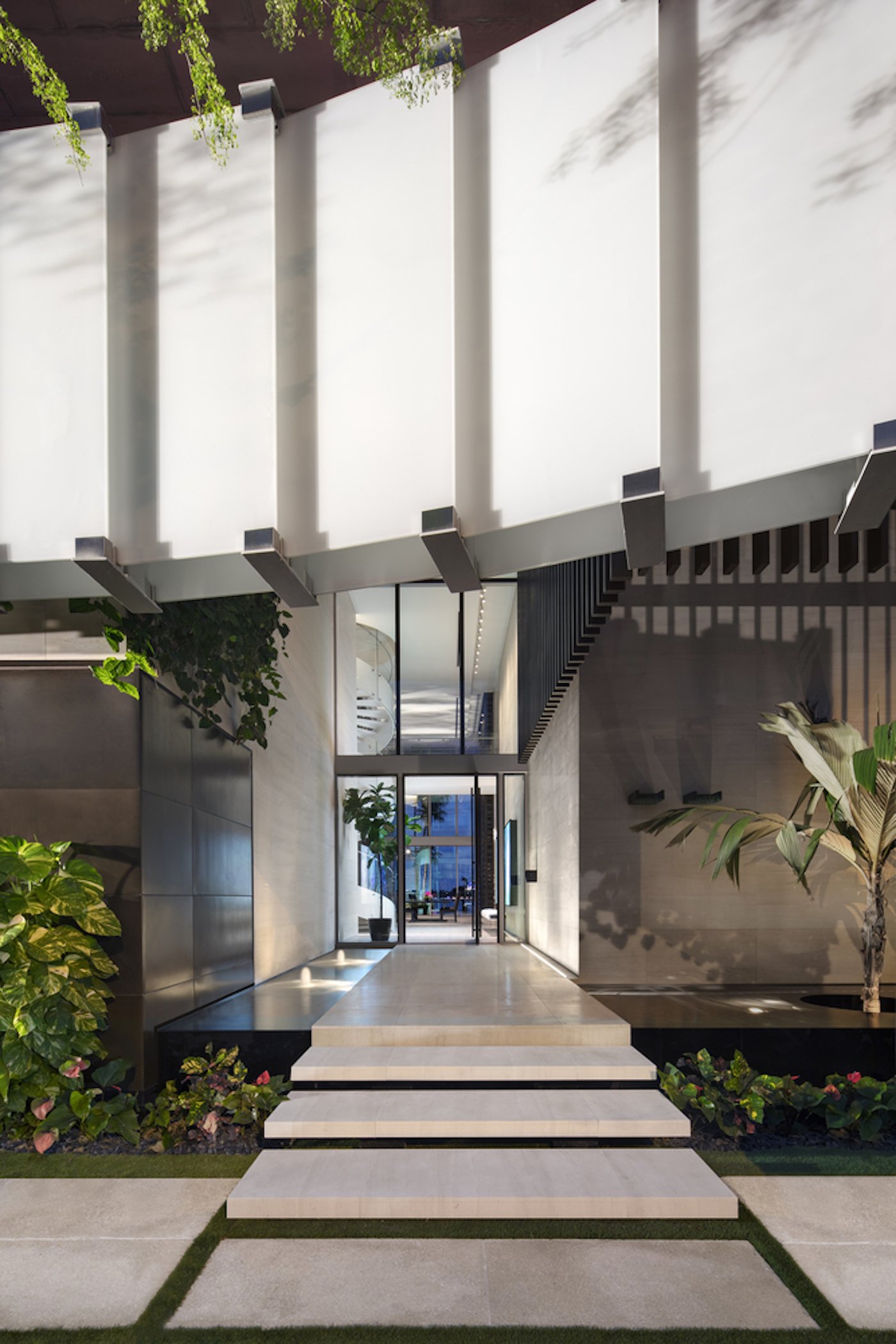 Großzügig, offen und grün: Die Dilido Island Villa von SAOTA in Miami 12