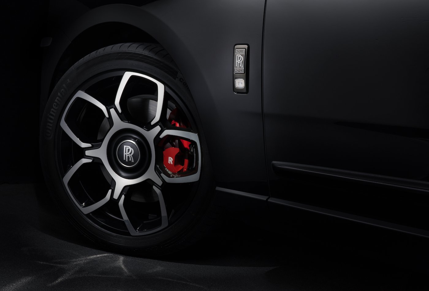 Rolls-Royce Cullinan Black Badge: Stärker als stark, schwärzer als die Nacht