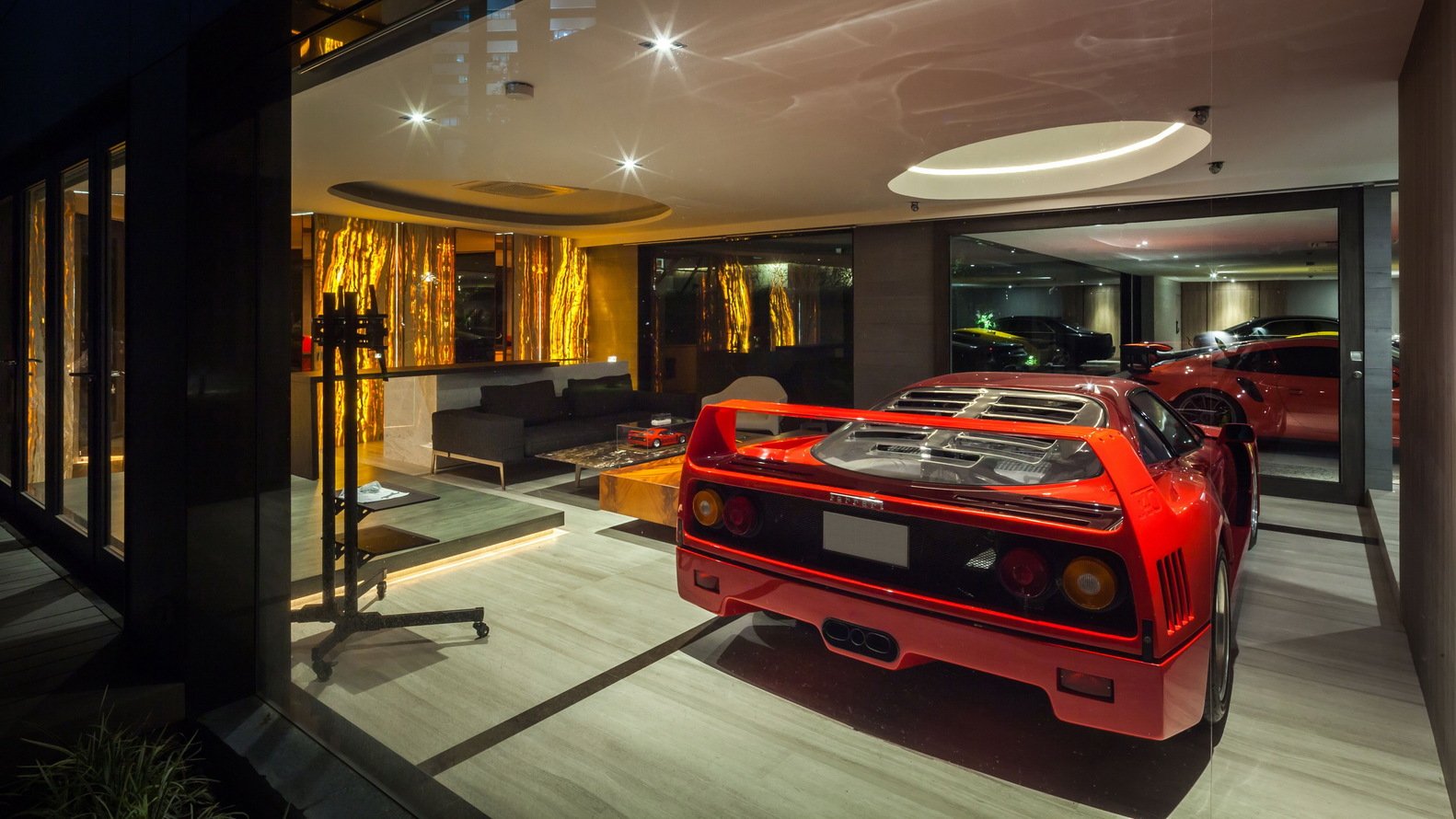 OKS CASA: Ein wahres Traumhaus für Automobilliebhaber