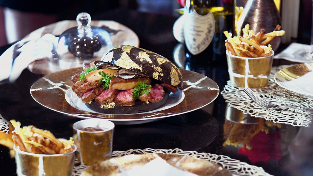 Der $1,600 Wagyu Beef Burger mit schwarzen Trüffelspänen und 24- Karat Blattgold