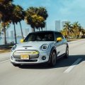 Nachhaltig durch Miami mit dem MINI Cooper SE