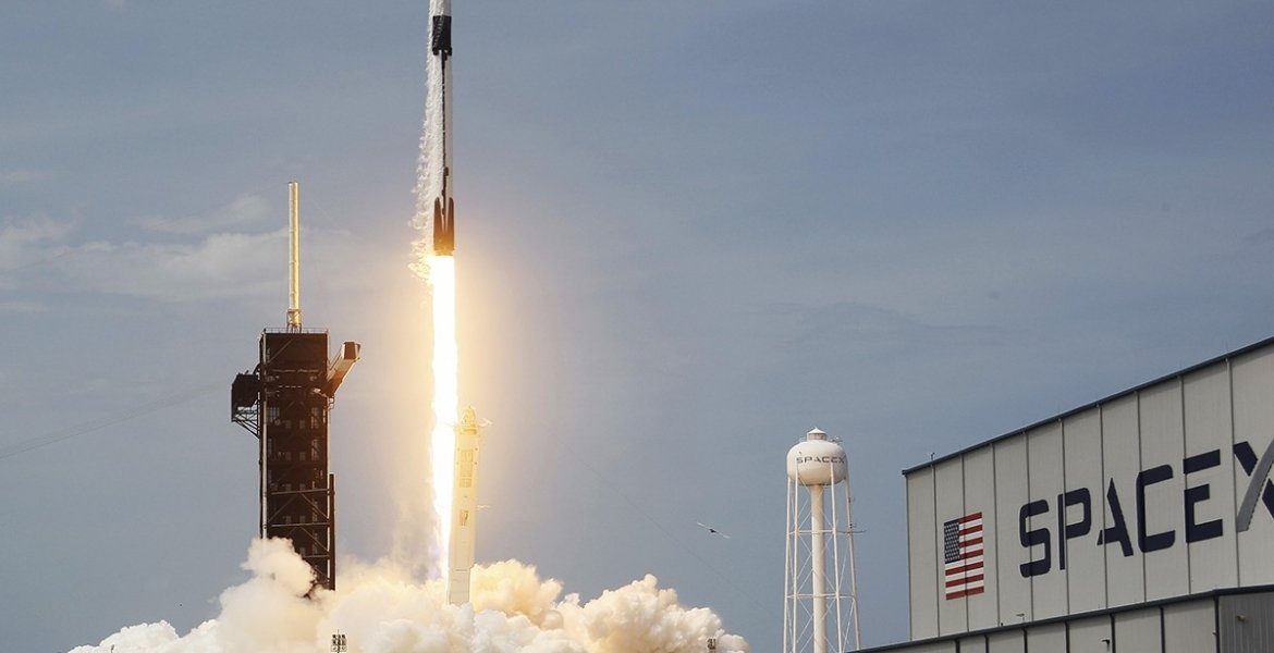 SpaceX schickt als erstes privates Unternehmen Menschen in den Weltraum