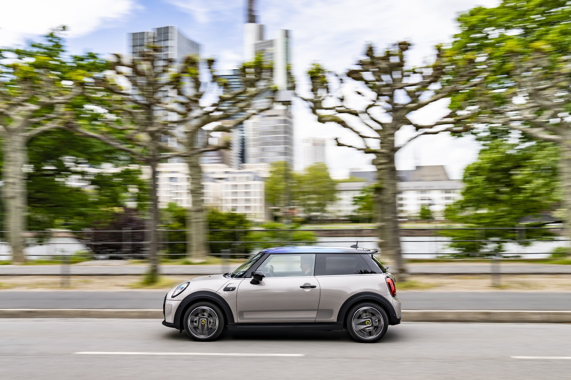Hightech und Tradition: Kultur-Guide durch Frankfurt am Main im MINI Cooper SE