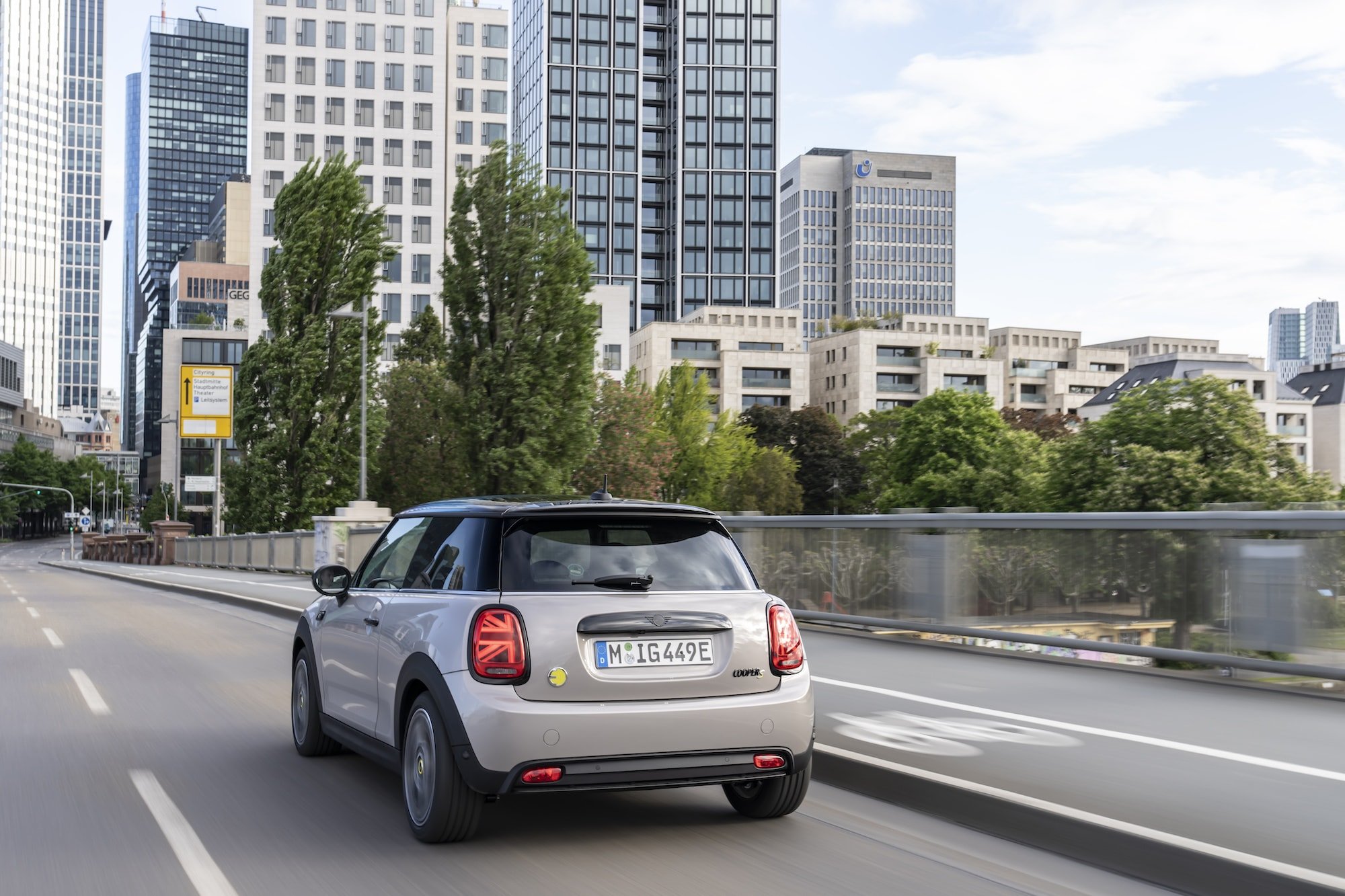 Hightech und Tradition: Kultur-Guide durch Frankfurt am Main im MINI Cooper SE