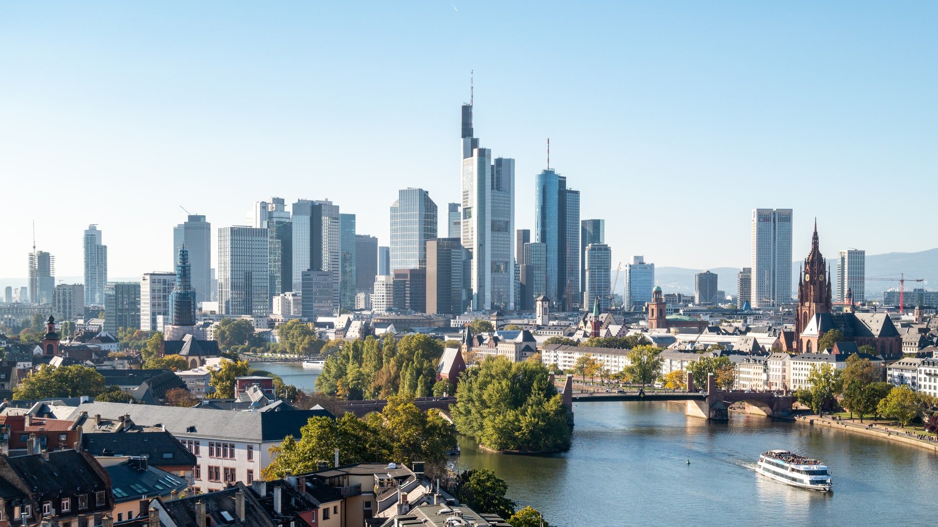 Hightech und Tradition: Kultur-Guide durch Frankfurt am Main im MINI Cooper SE